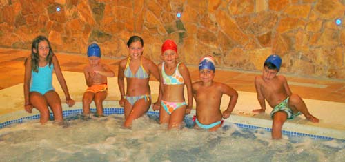Niños en piscina climatizada